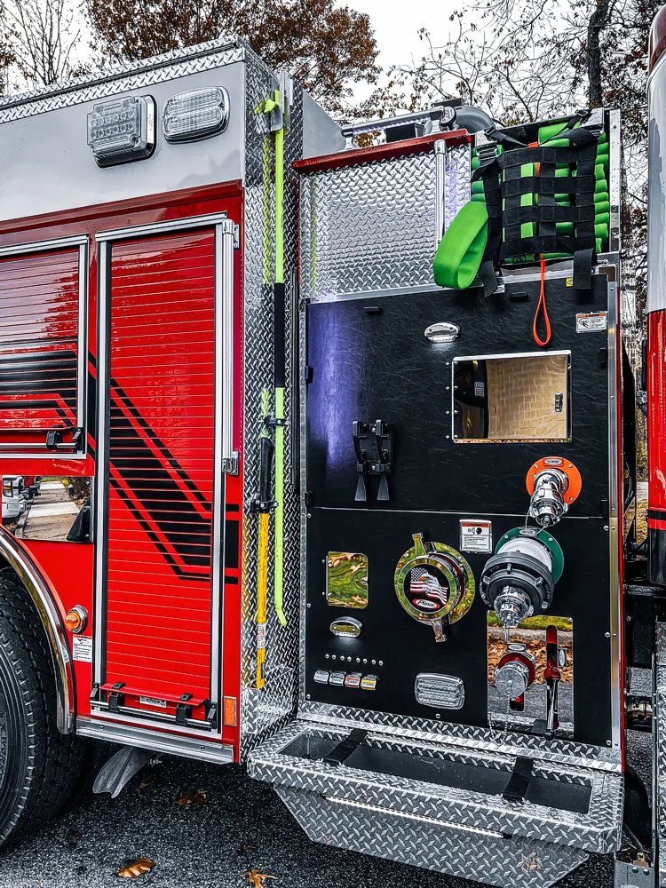 Pierce Freightliner Pumper exterior view, photo 8 of 38