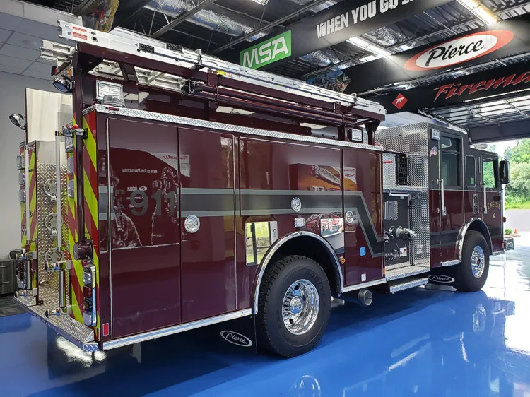 Rear-left exterior profile showing side body and rear chevrons