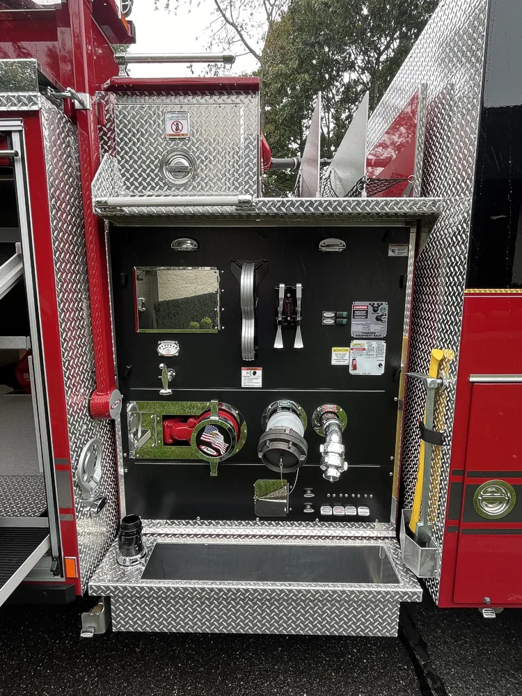 Pierce Enforcer Pumper exterior view, photo 36 of 43