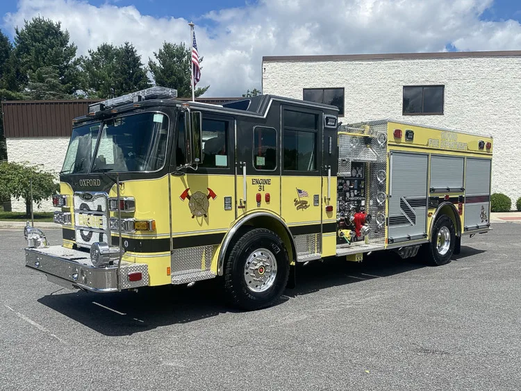 Front-left exterior profile showing side compartments and wheelbase