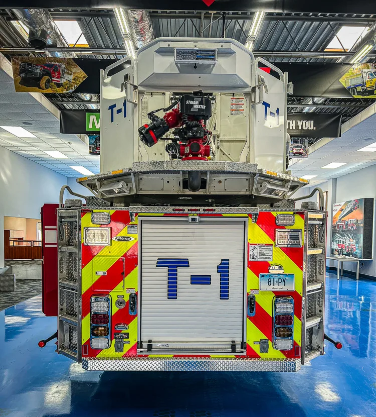 Rear view showing chevrons, rear lights, and ladder base at the tailboard