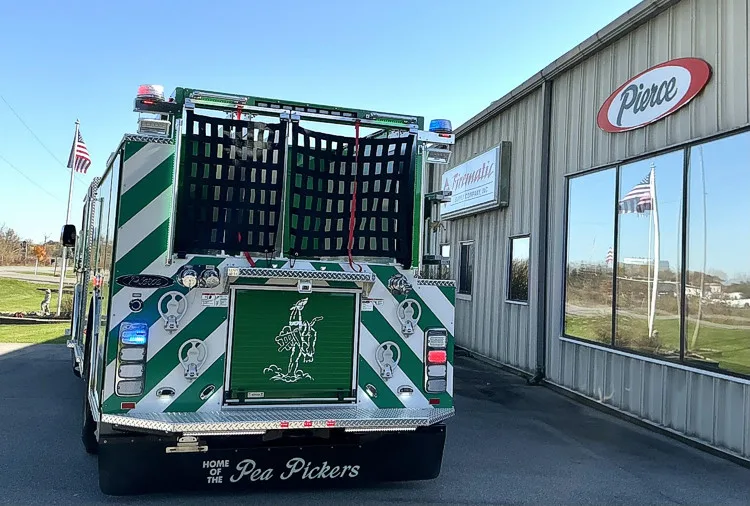 Pierce Enforcer Pumper exterior view, photo 3 of 36