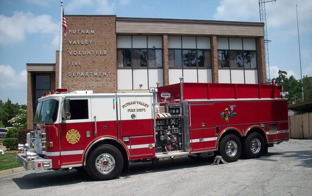 Pierce Arrow Pumper exterior view, photo 2 of 3