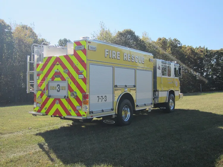 Rear-left exterior profile showing side body and rear chevron panel