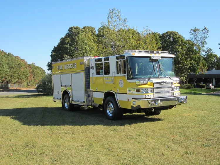 Front-left exterior profile showing cab corner and side compartments