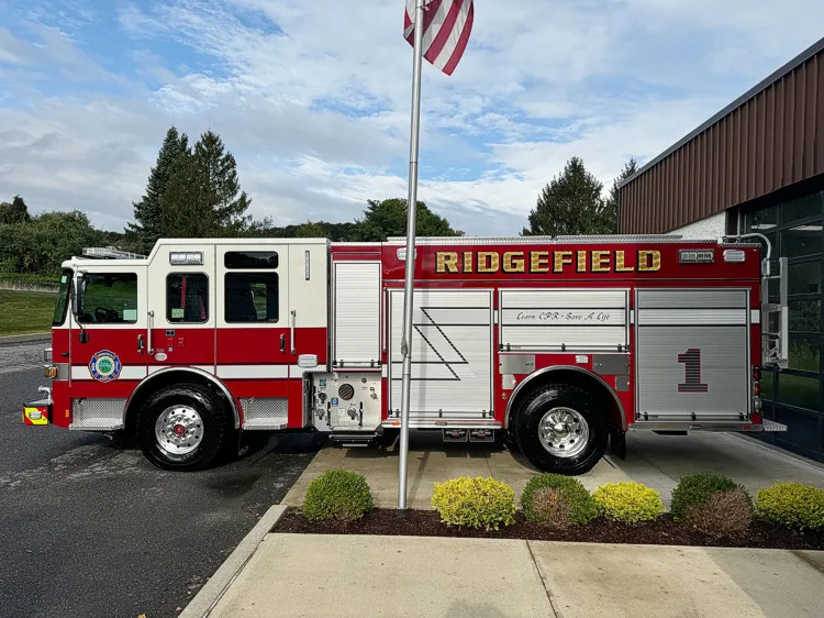 Pierce Enforcer Pumper exterior view, photo 2 of 28
