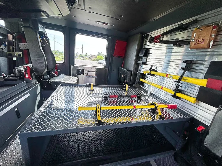 Pierce Saber Pumper exterior view, photo 11 of 32