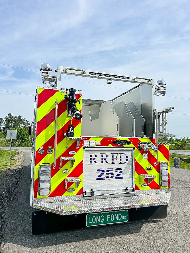 Pierce Saber Pumper exterior view, photo 12 of 32