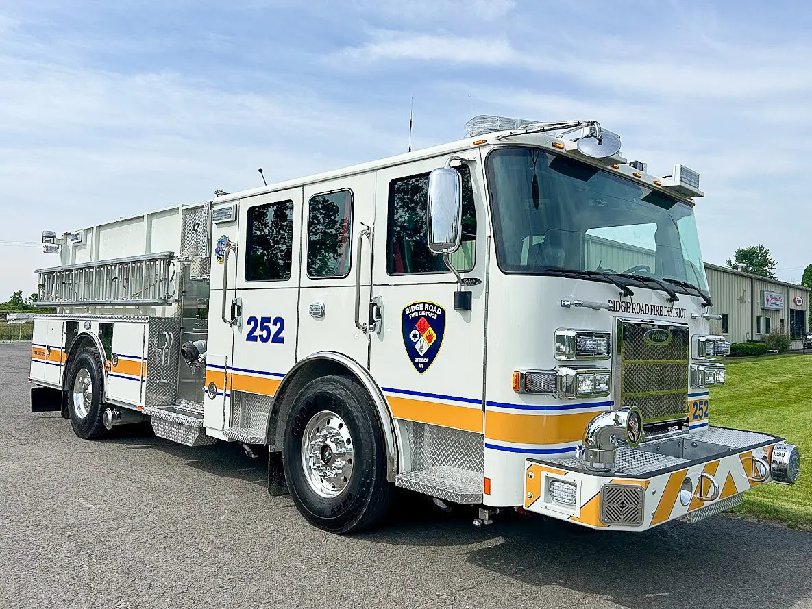 Pierce Saber Pumper exterior view, photo 2 of 32