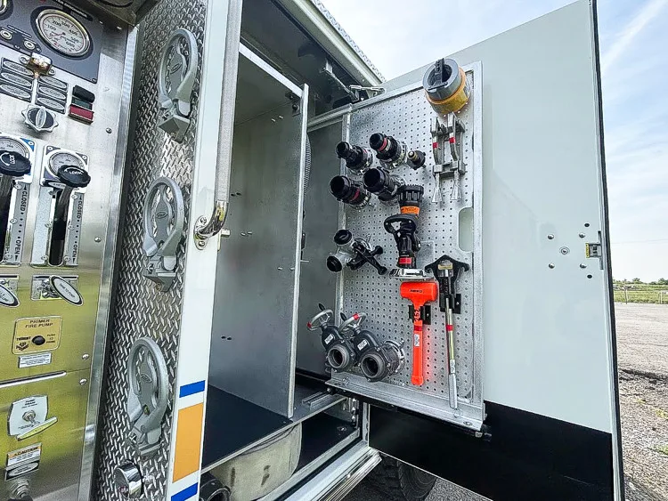 Pierce Saber Pumper exterior view, photo 23 of 32