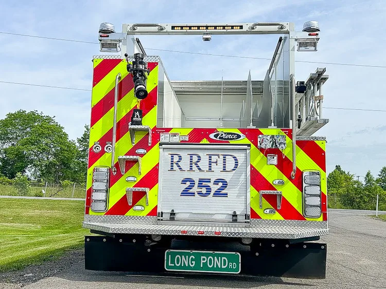 Pierce Saber Pumper exterior view, photo 25 of 32