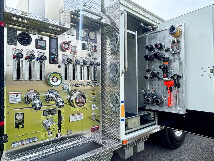 Pierce Saber Pumper exterior view, photo 26 of 32