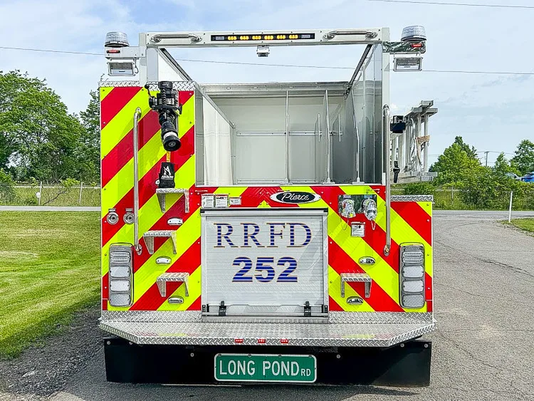 Pierce Saber Pumper exterior view, photo 3 of 32