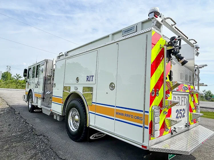 Pierce Saber Pumper exterior view, photo 4 of 32