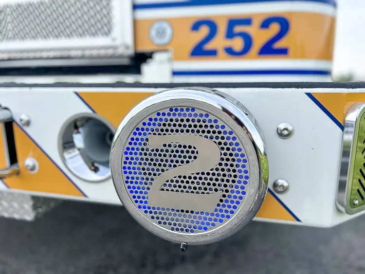 Pierce Saber Pumper exterior view, photo 6 of 32