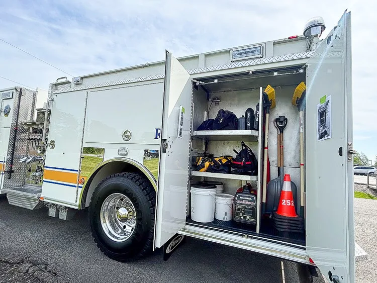 Pierce Saber Pumper exterior view, photo 7 of 32