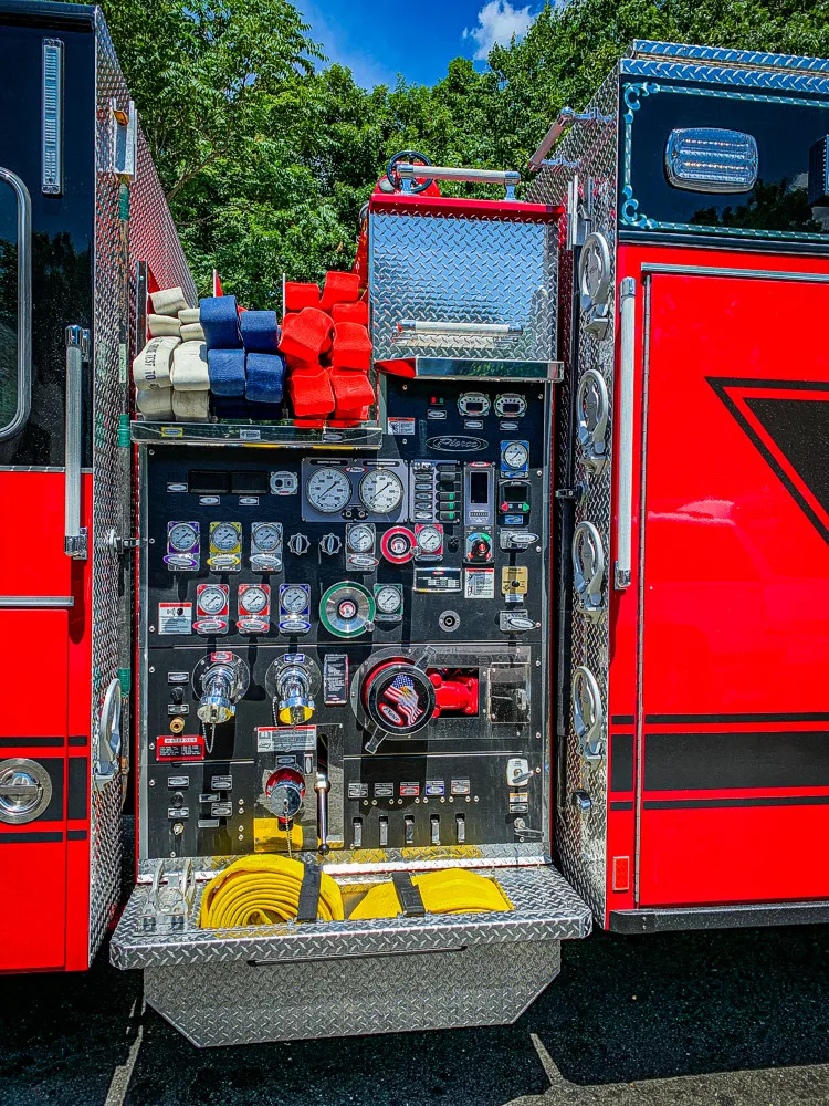 Pierce Enforcer Pumper exterior view, photo 13 of 34