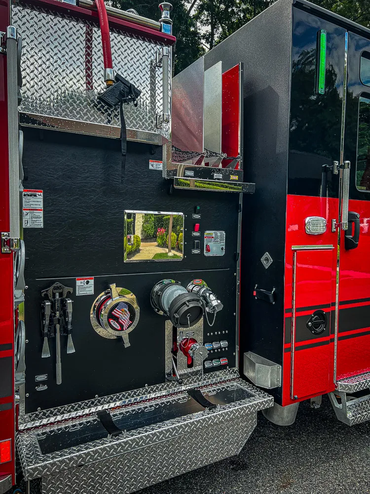 Pierce Enforcer Pumper exterior view, photo 12 of 32