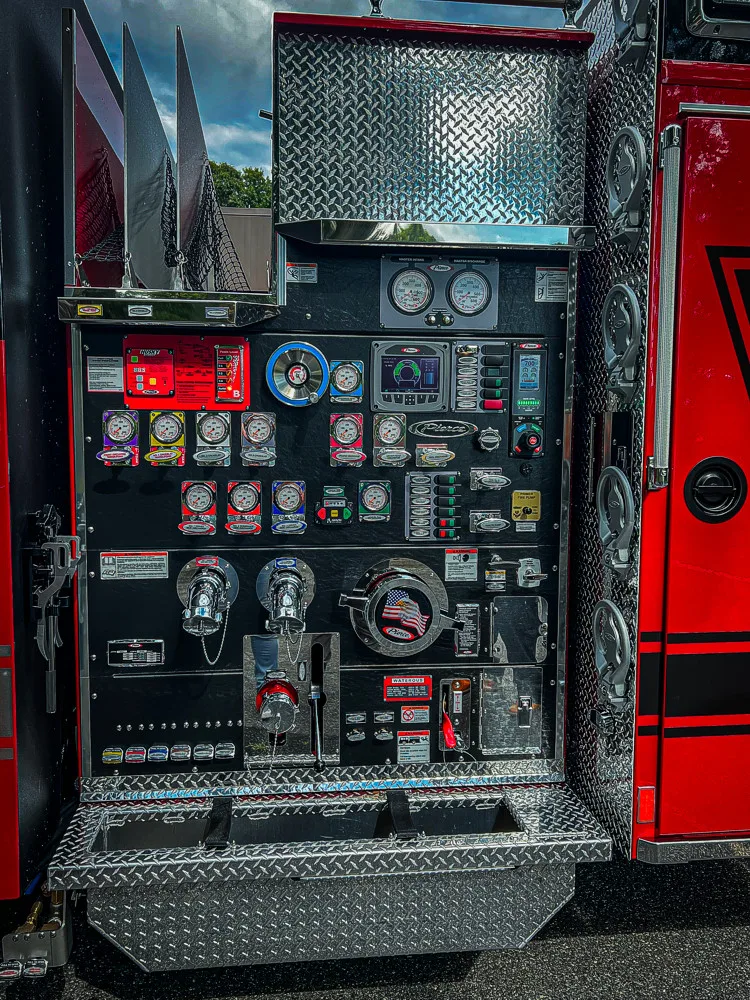 Pierce Enforcer Pumper exterior view, photo 26 of 32