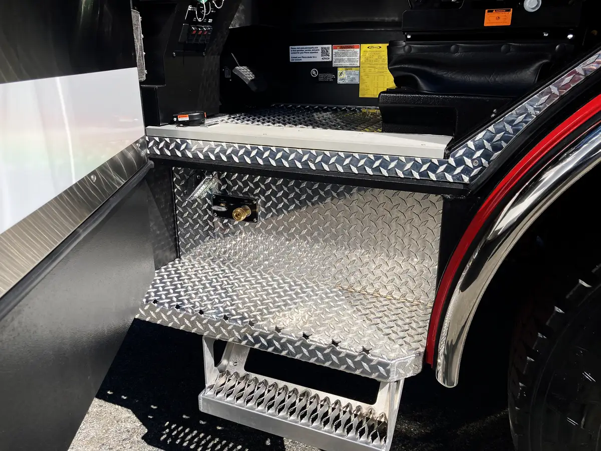 Pierce Velocity Rescue Pumper exterior view, photo 58 of 66