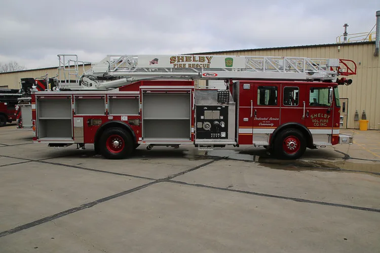 Pierce Enforcer Pumper exterior view, photo 2 of 65