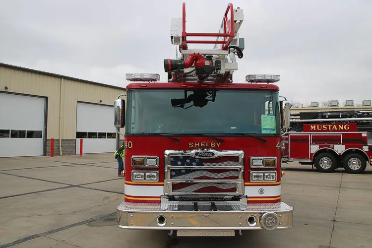 Pierce Enforcer Pumper exterior view, photo 3 of 65