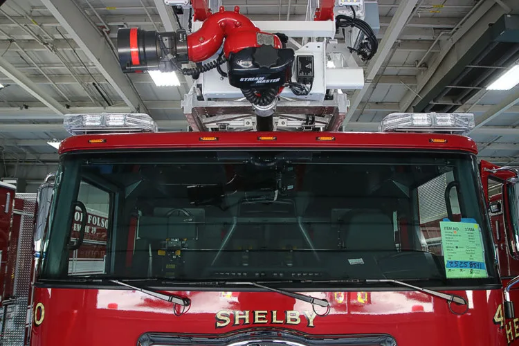 Pierce Enforcer Pumper exterior view, photo 8 of 65