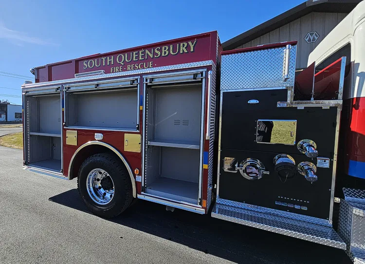 Driver-side profile with open compartments and side panel storage