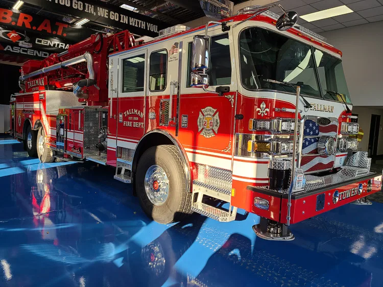 Front-left profile view showing cab and raised ladder base section