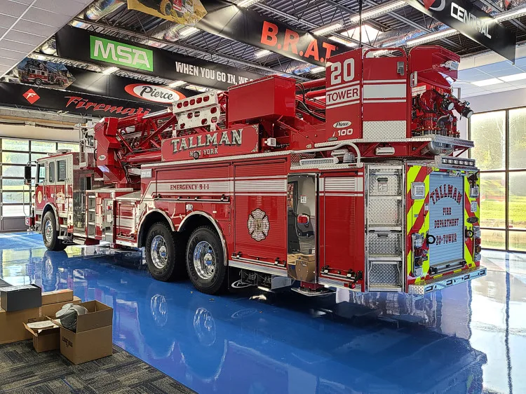 Rear-left profile in station showing side body and rear chevrons