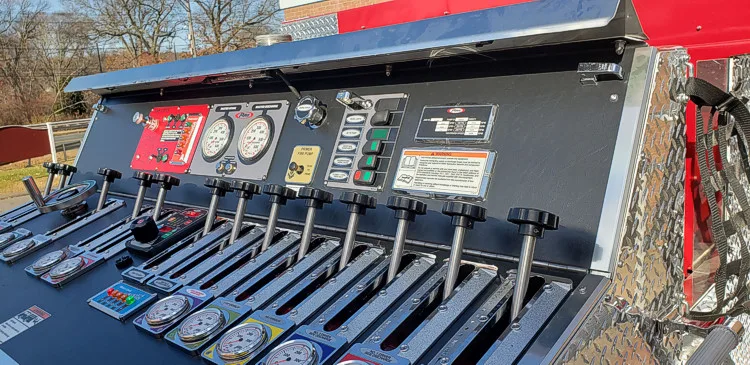 Pierce Enforcer Pumper exterior view, photo 16 of 27