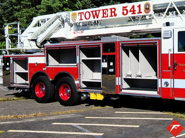 Driver-side profile showing open side compartments and tandem axle layout