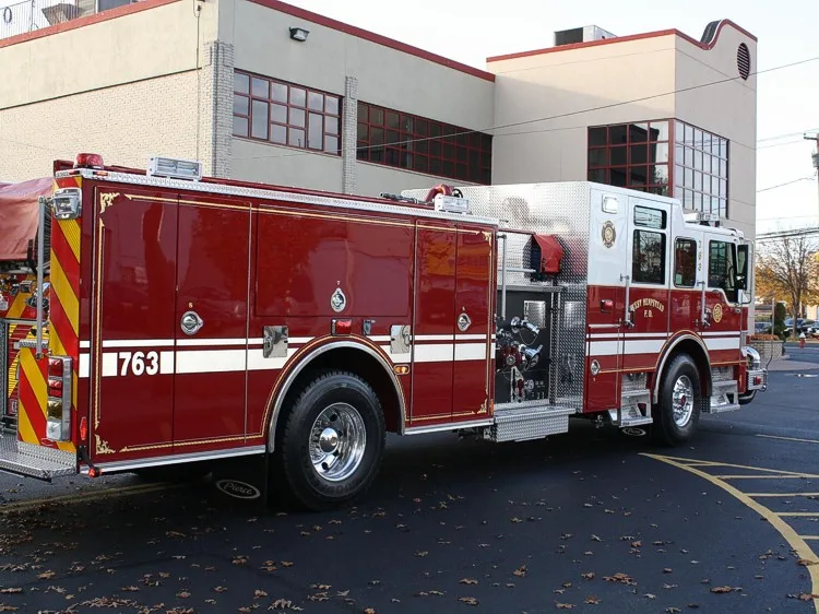 Driver-side profile showing side body and rear chevron section