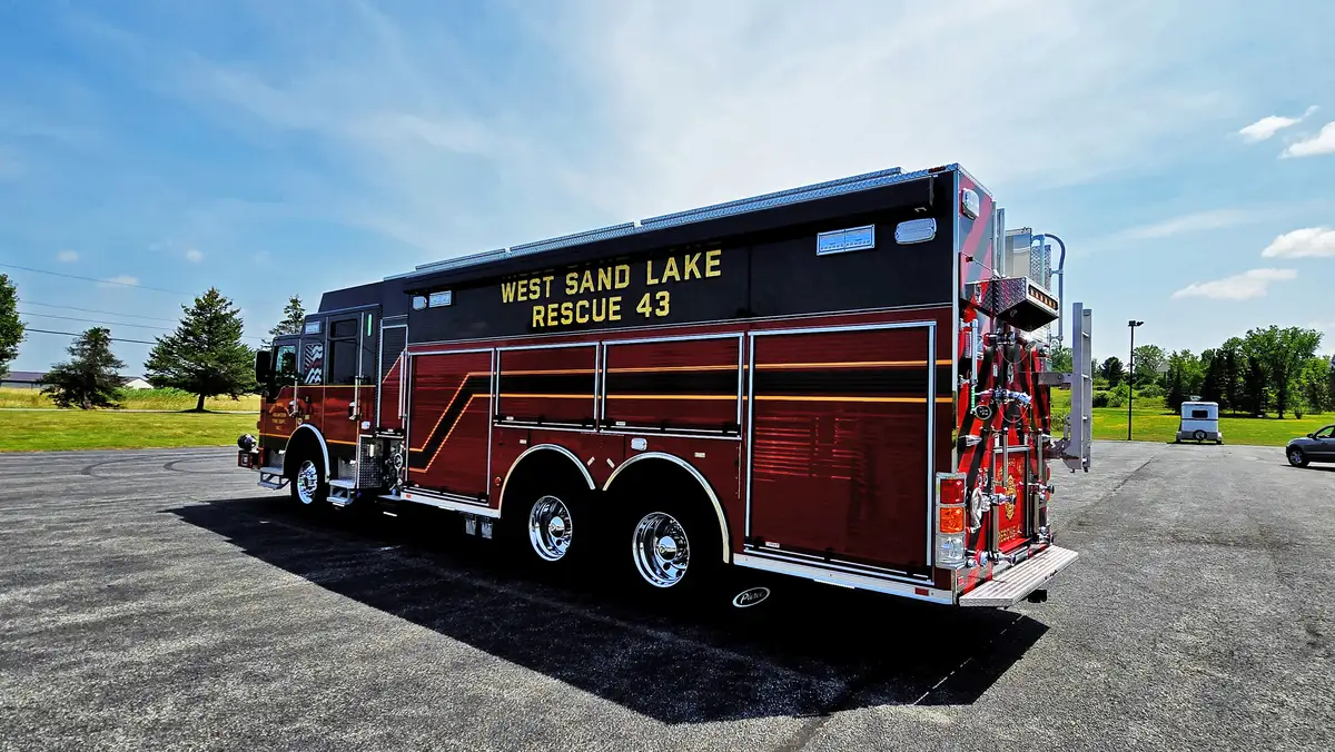Driver-side profile view showing rescue body and roof rail line