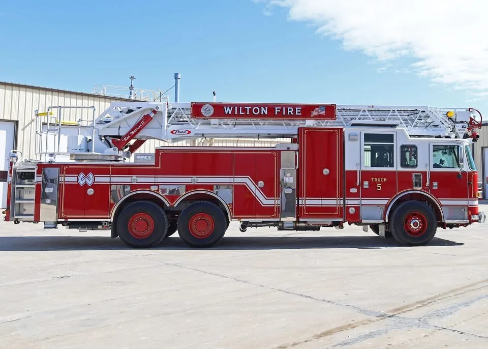 Driver-side full profile showing side body and tandem wheel layout
