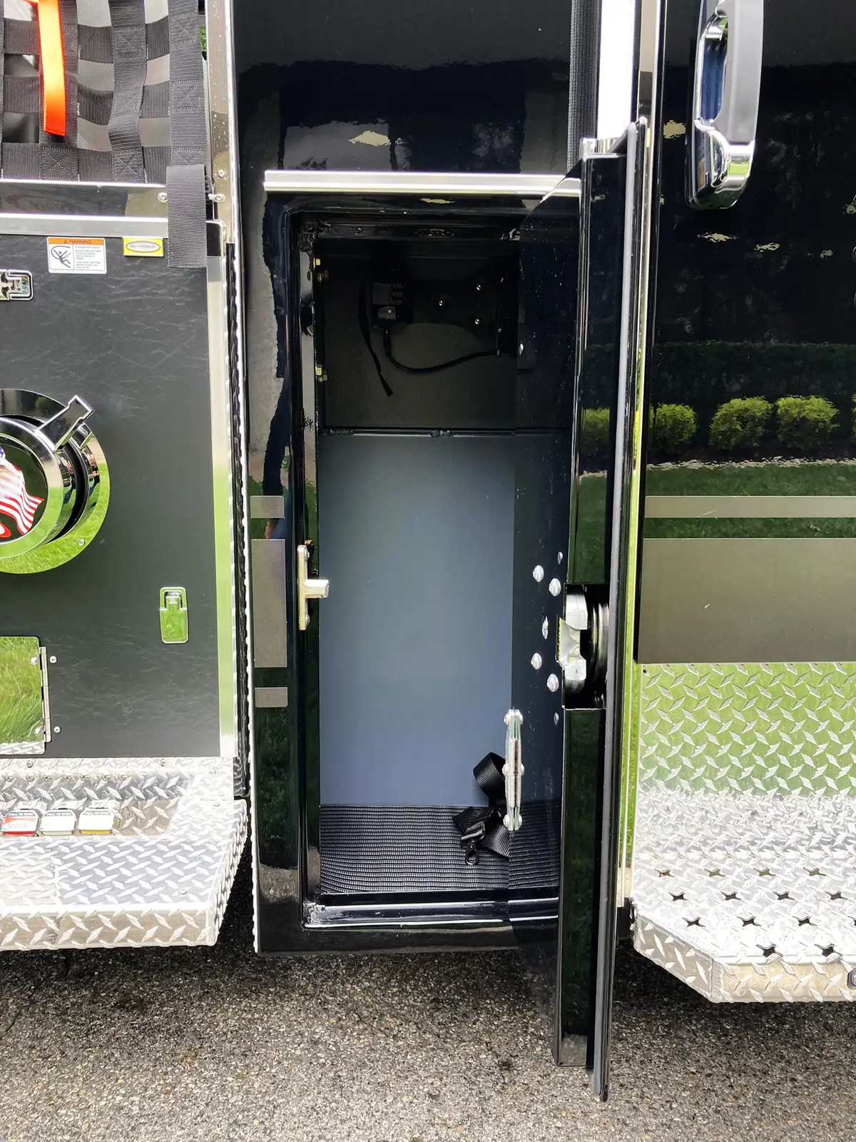 Driver-side profile view showing tandem rear wheels and side body