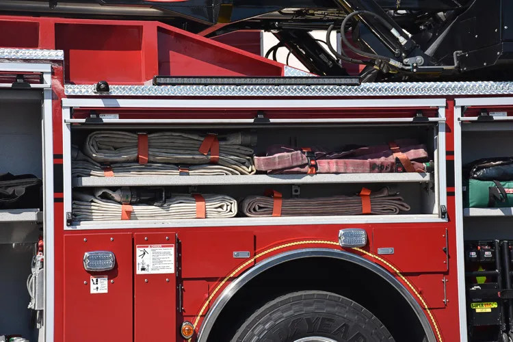 Driver-side profile with open compartments and tandem wheel section